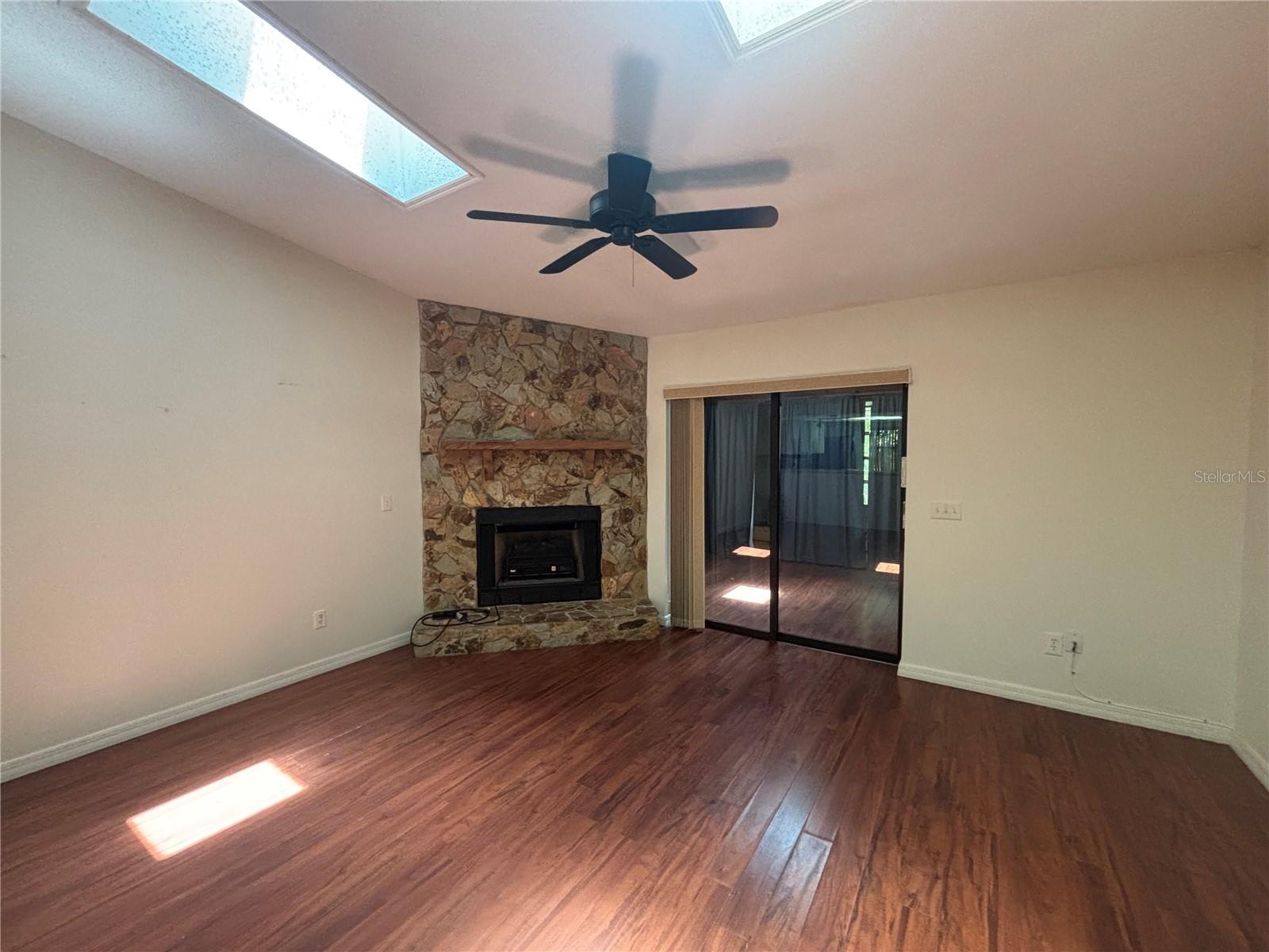 Listing photo id 1 for 747 Emery Street