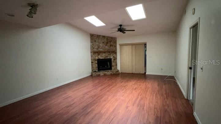 Listing photo id 2 for 747 Emery Street