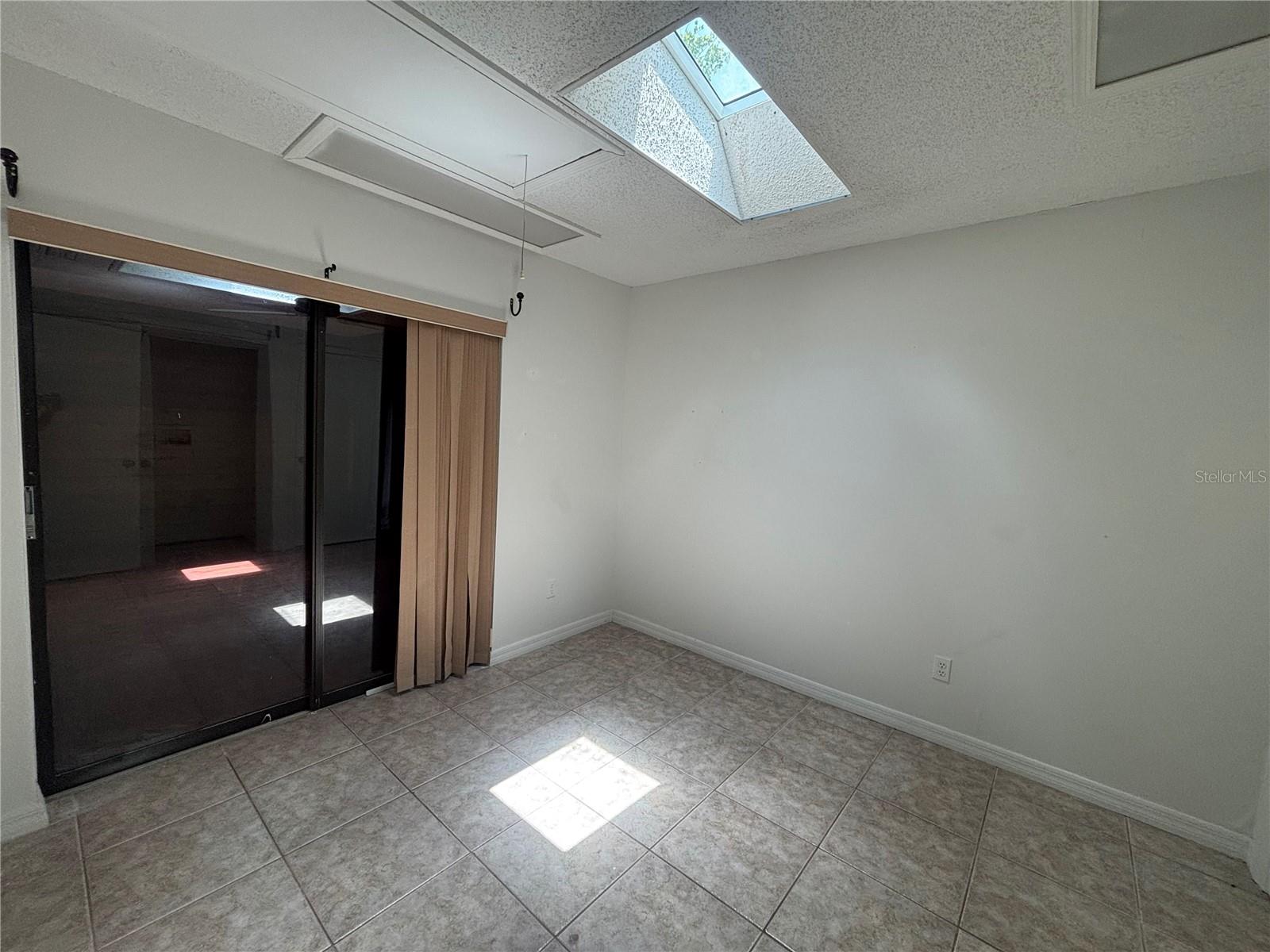 Listing photo id 6 for 747 Emery Street