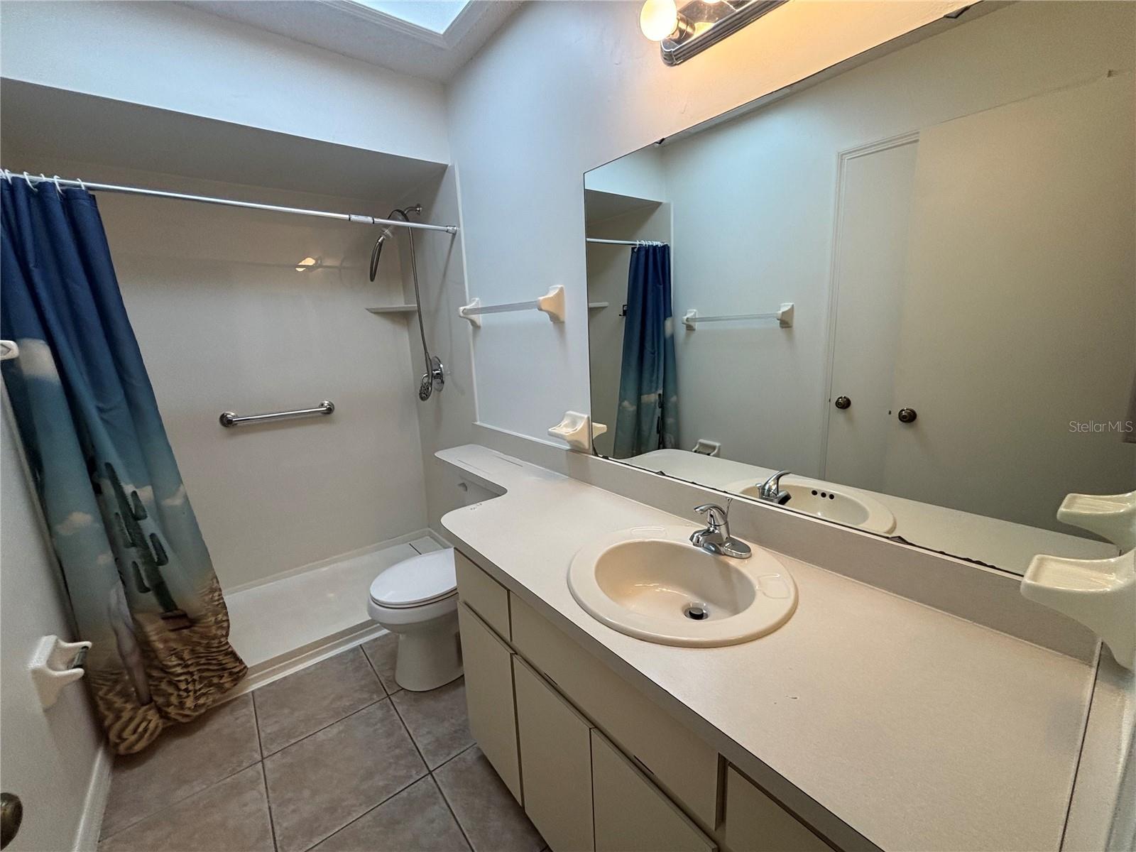 Listing photo id 7 for 747 Emery Street