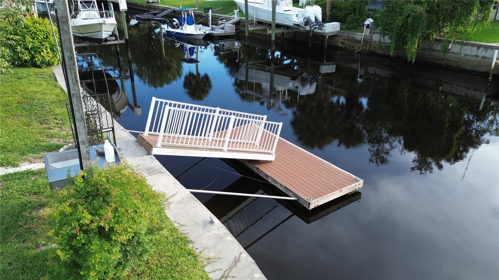 Listing photo id 1 for 3896 Seminole Point