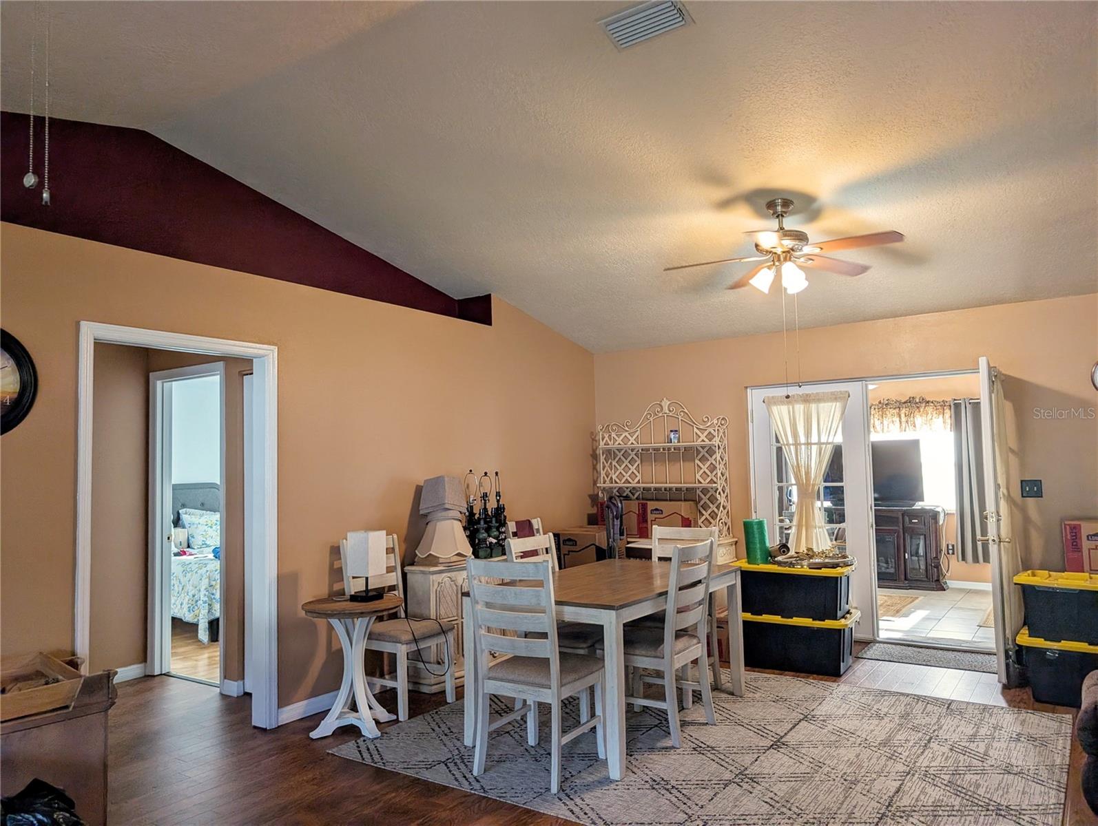 Listing photo id 8 for 4276 19th Avenue