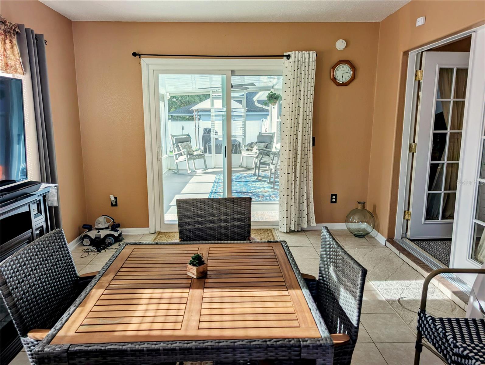 Listing photo id 9 for 4276 19th Avenue