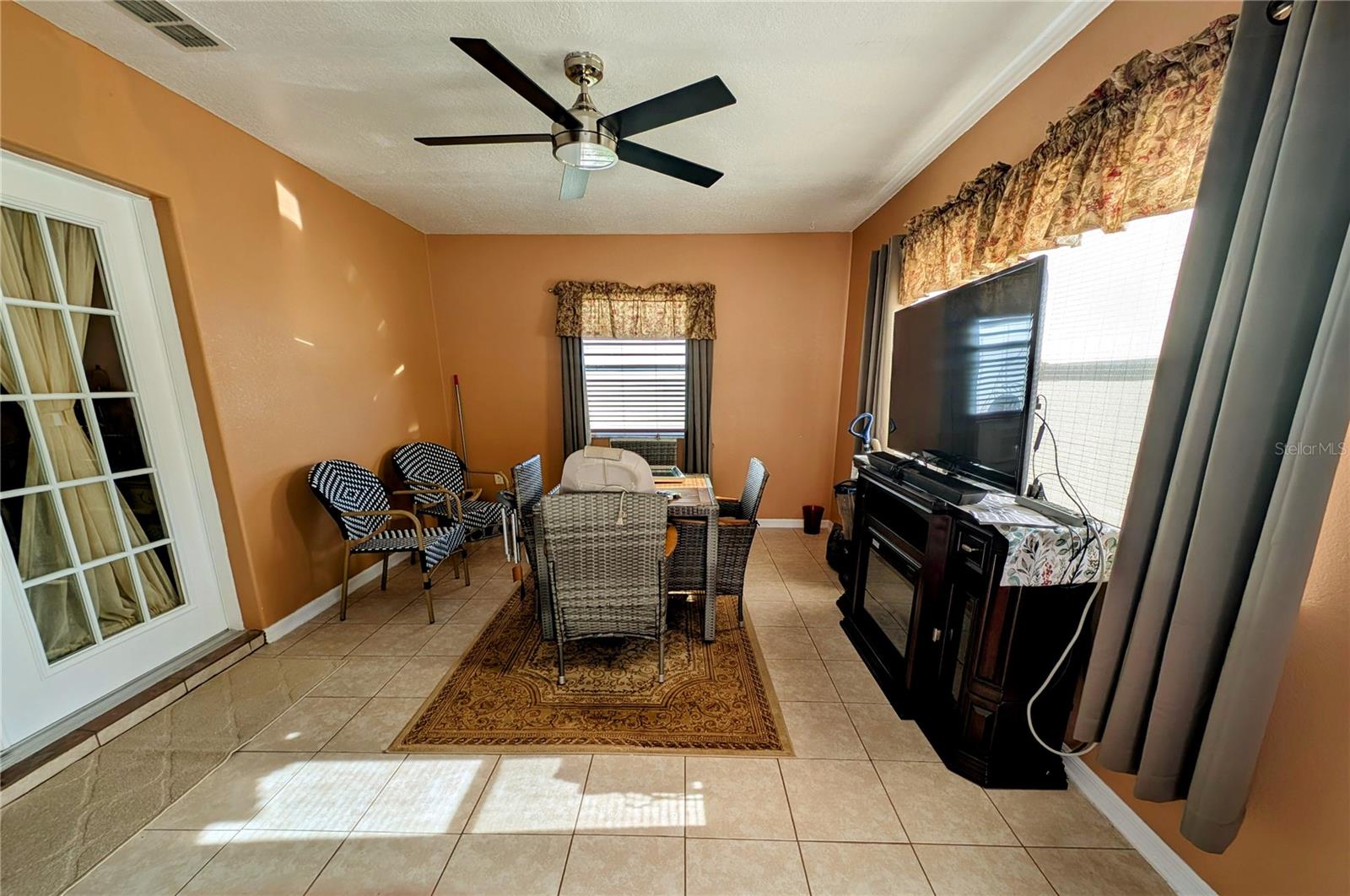 Listing photo id 10 for 4276 19th Avenue