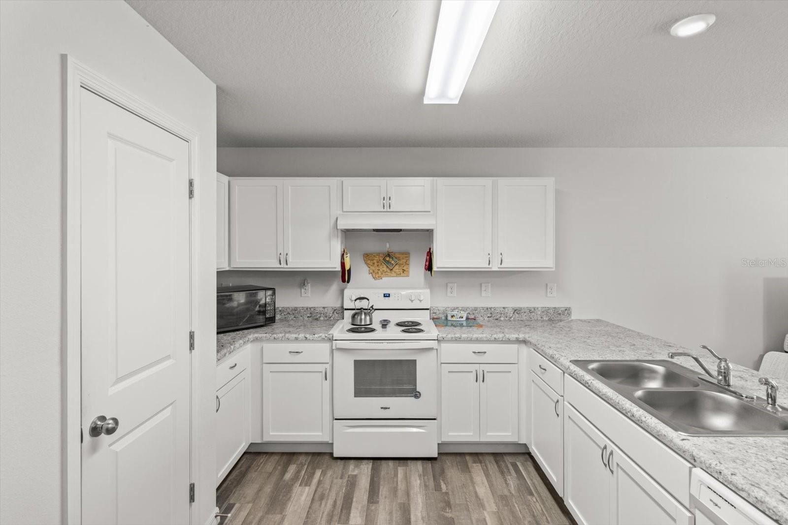 Listing photo id 8 for 3332 Lambert Avenue