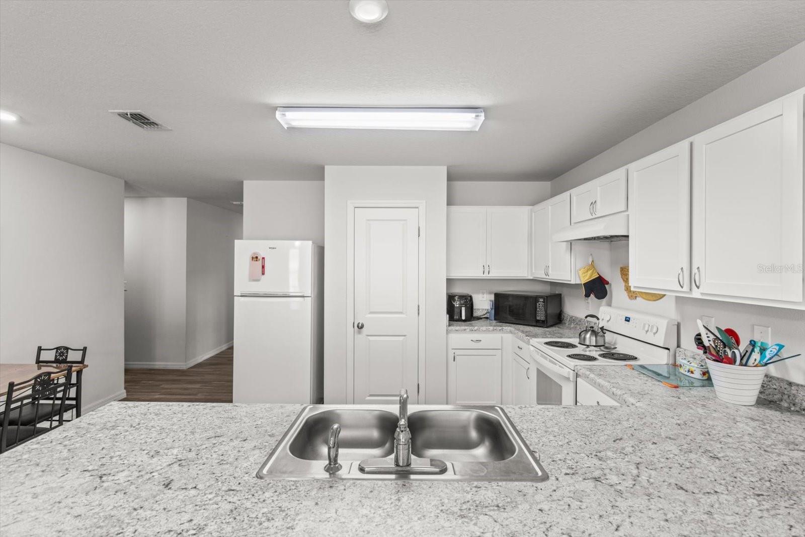 Listing photo id 9 for 3332 Lambert Avenue