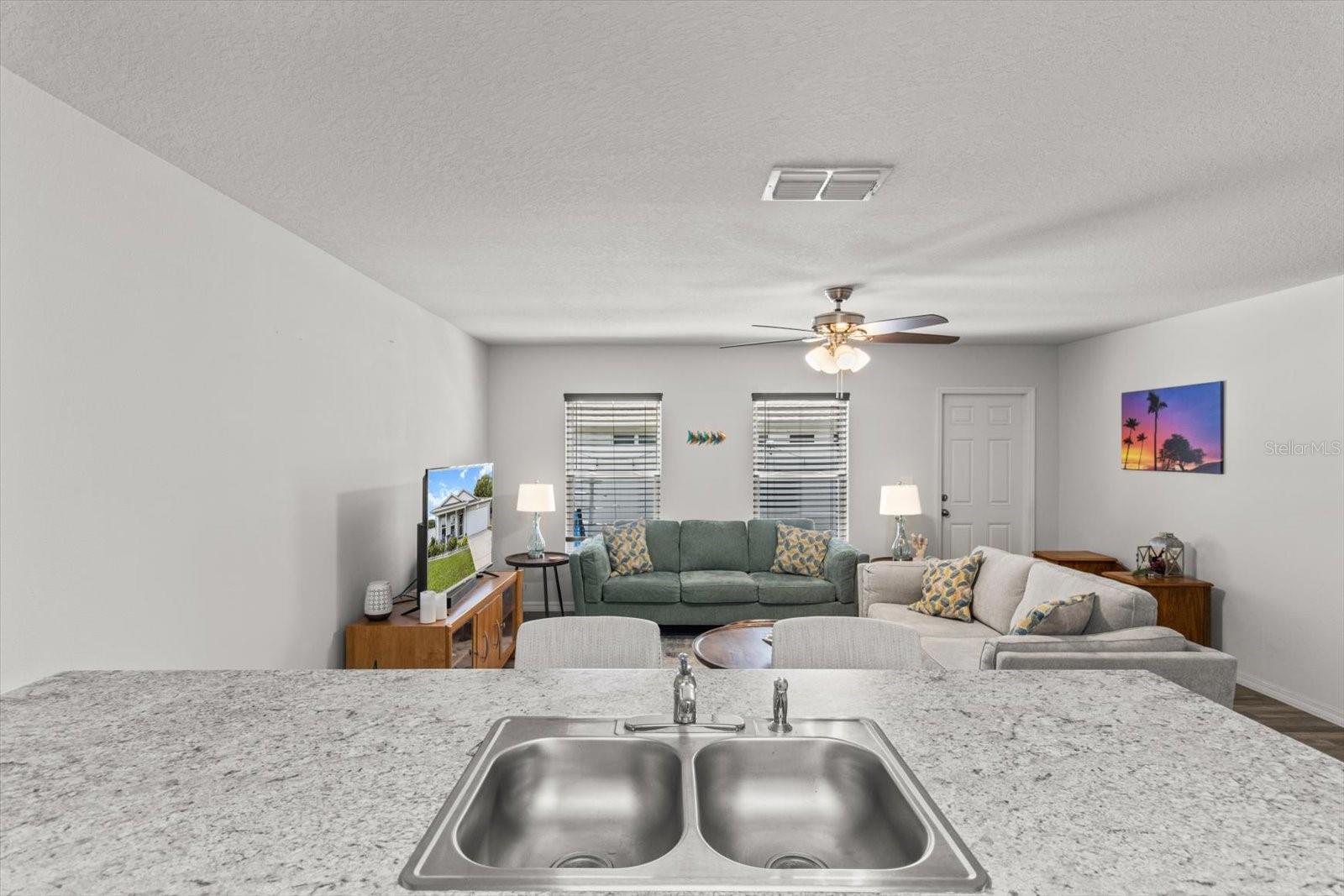 Listing photo id 10 for 3332 Lambert Avenue