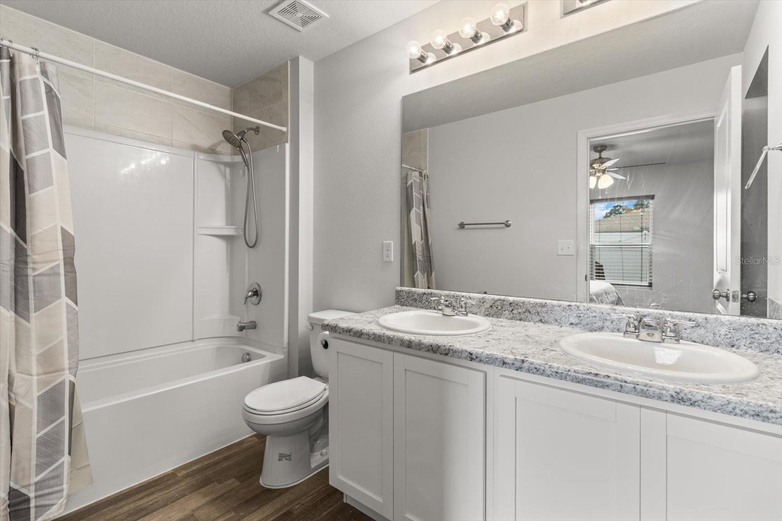 Listing photo id 14 for 3332 Lambert Avenue