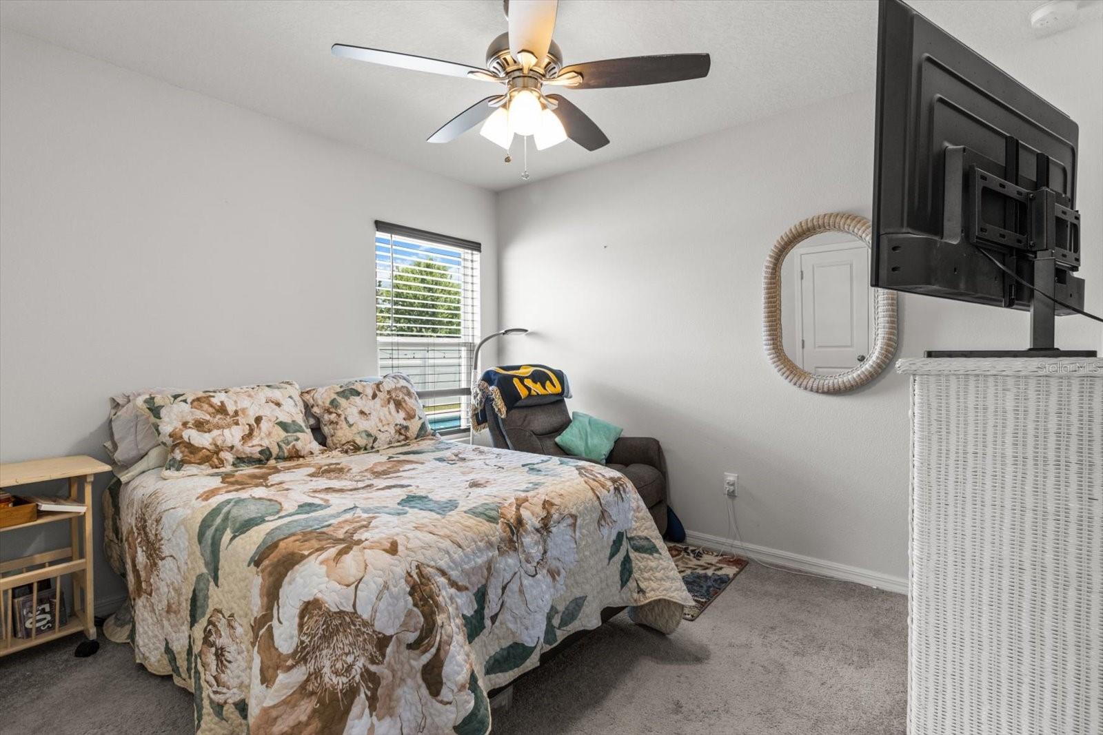 Listing photo id 15 for 3332 Lambert Avenue