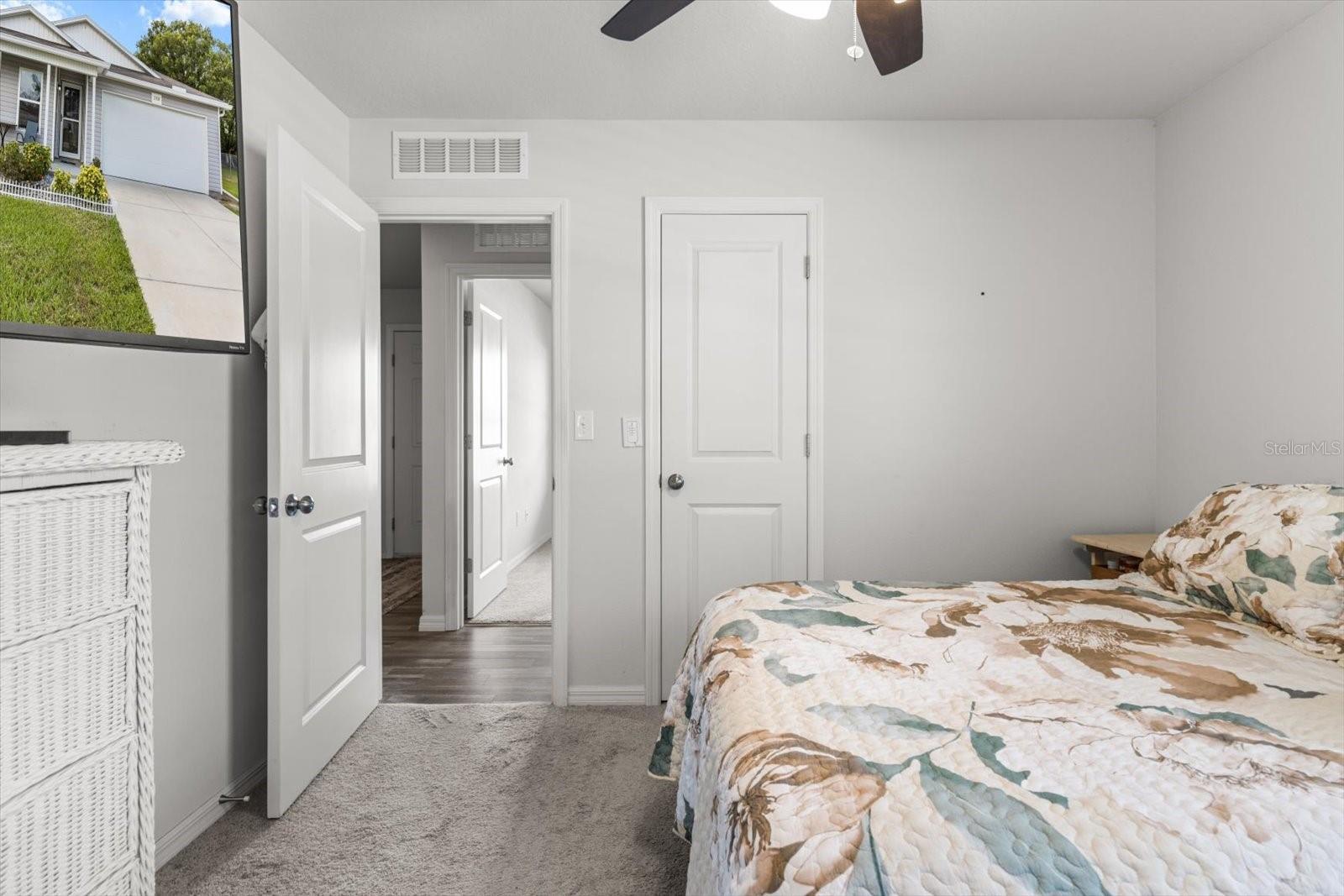 Listing photo id 16 for 3332 Lambert Avenue