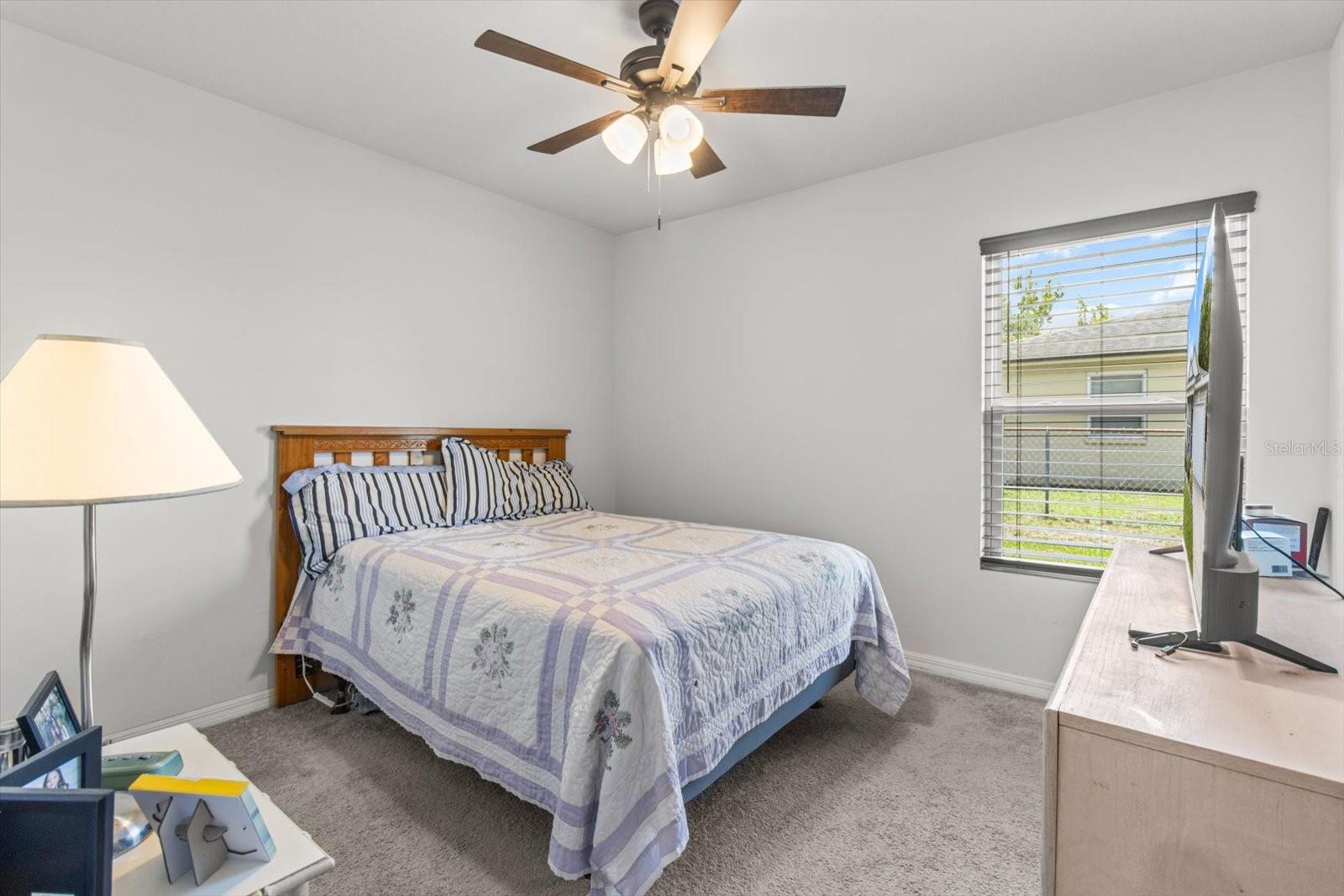 Listing photo id 19 for 3332 Lambert Avenue