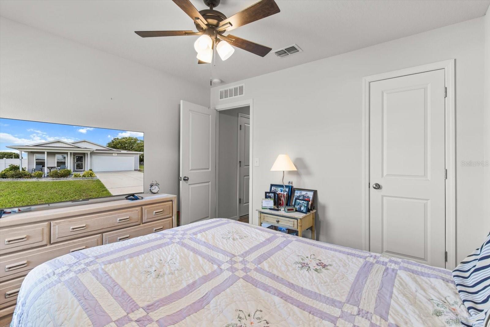 Listing photo id 20 for 3332 Lambert Avenue