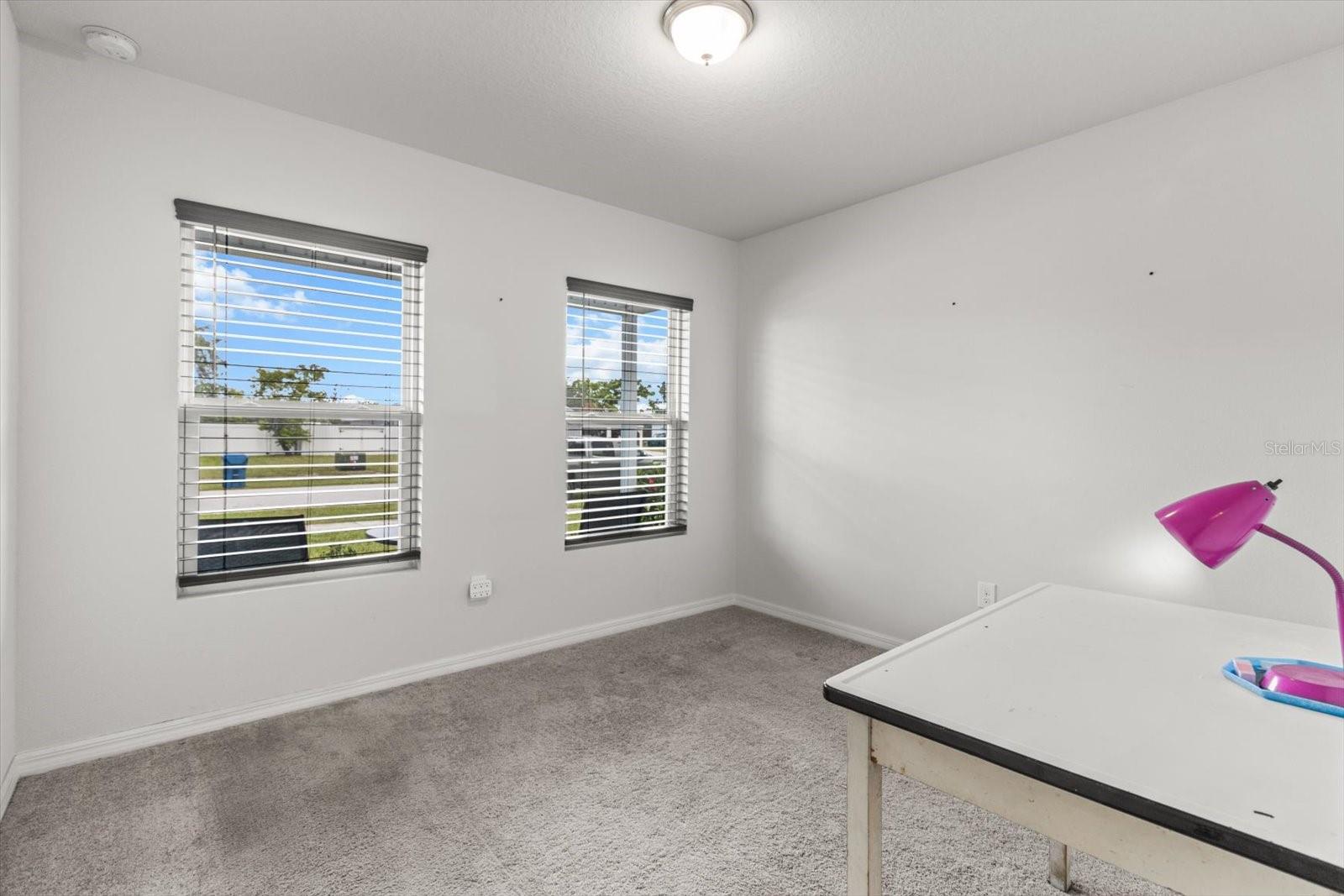 Listing photo id 21 for 3332 Lambert Avenue