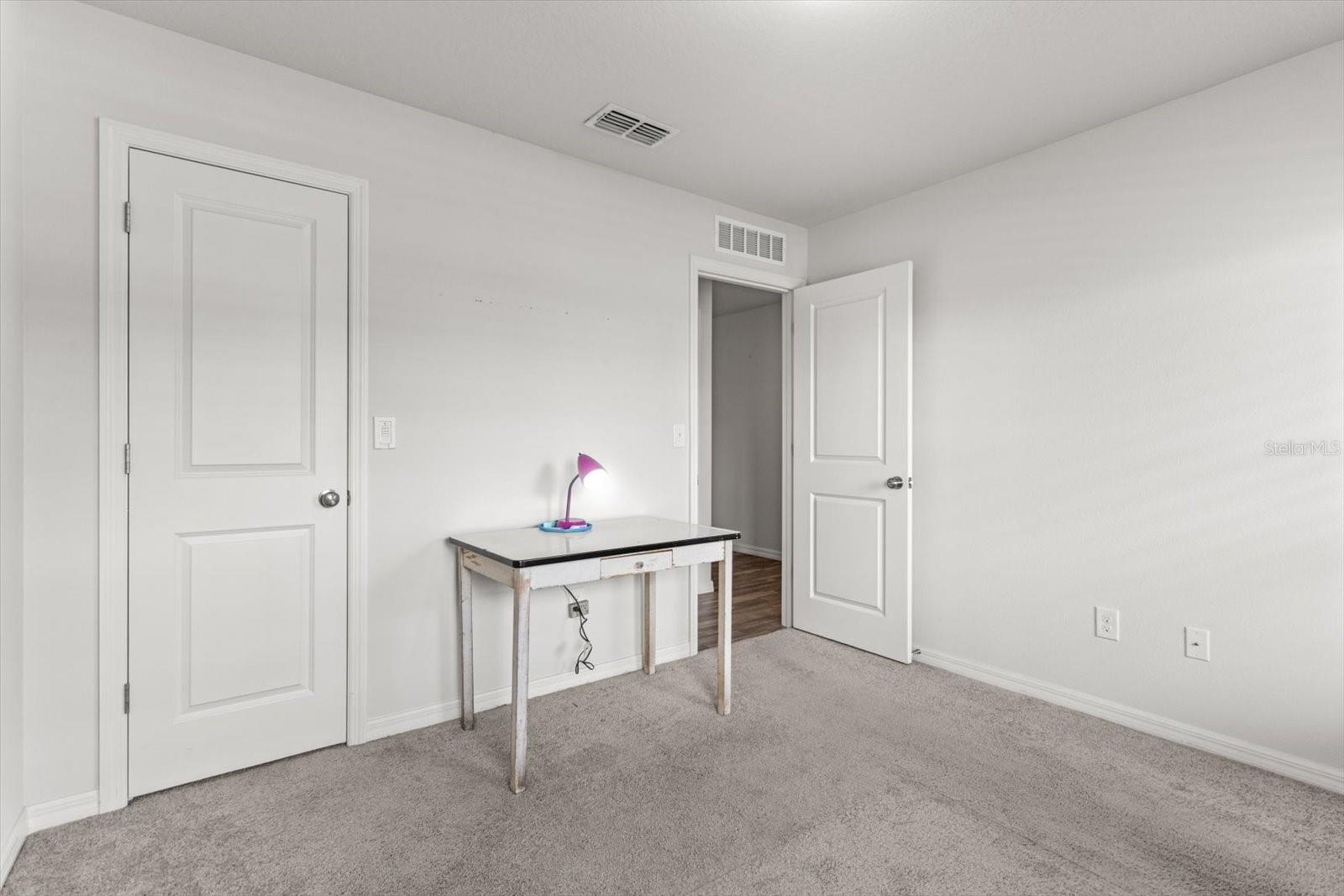 Listing photo id 22 for 3332 Lambert Avenue