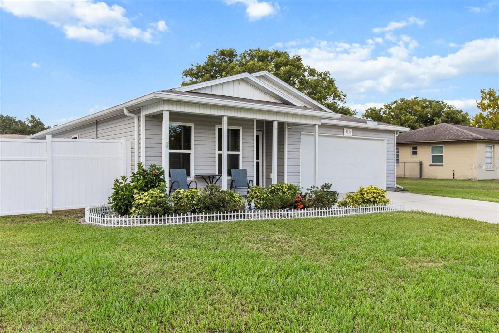 Listing photo id 1 for 3332 Lambert Avenue