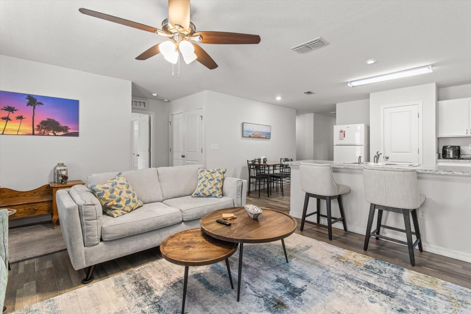 Listing photo id 3 for 3332 Lambert Avenue