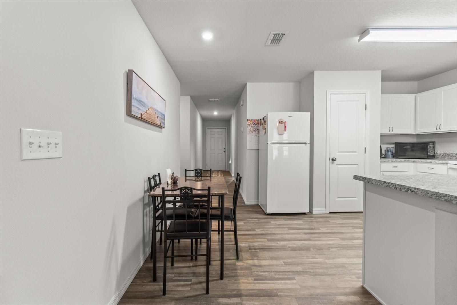 Listing photo id 6 for 3332 Lambert Avenue