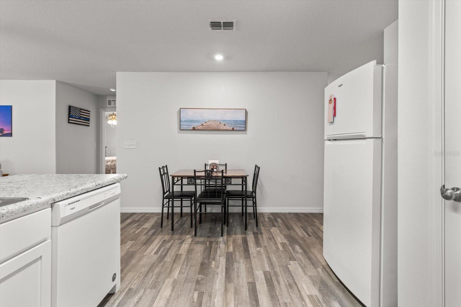 Listing photo id 7 for 3332 Lambert Avenue