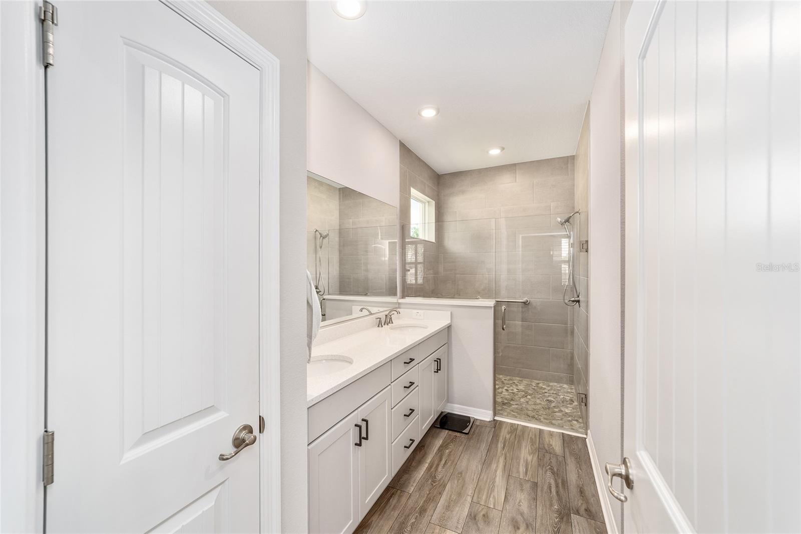 Image 21 of 34 For 10394 96th Loop