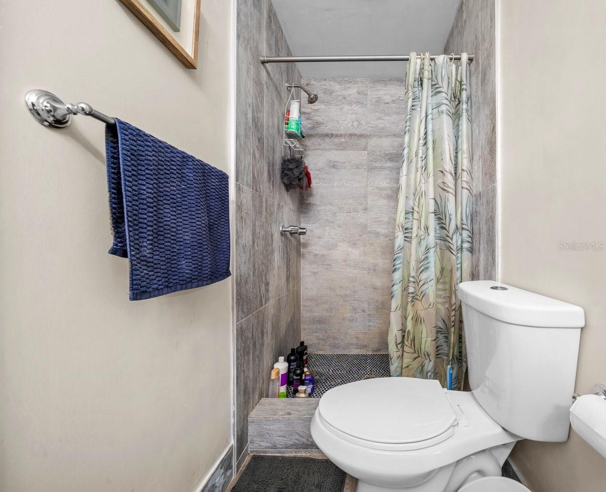 Image 21 of 37 For 2025 39th Street