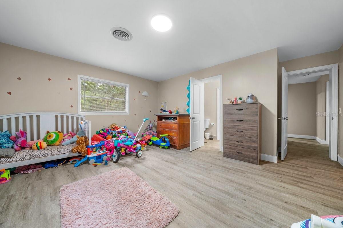 Image 23 of 37 For 2025 39th Street