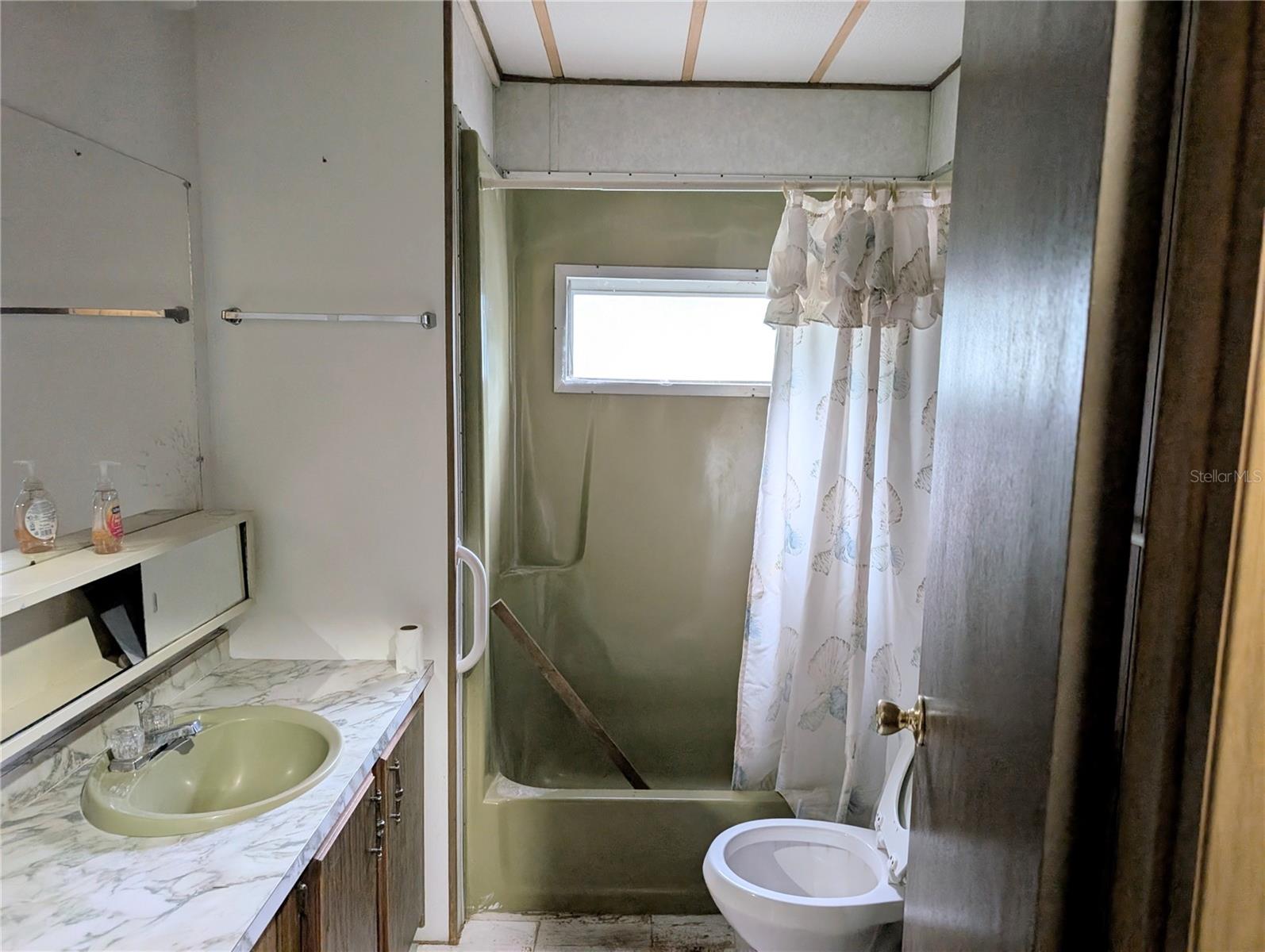 Listing photo id 15 for 4140 Riverside Drive