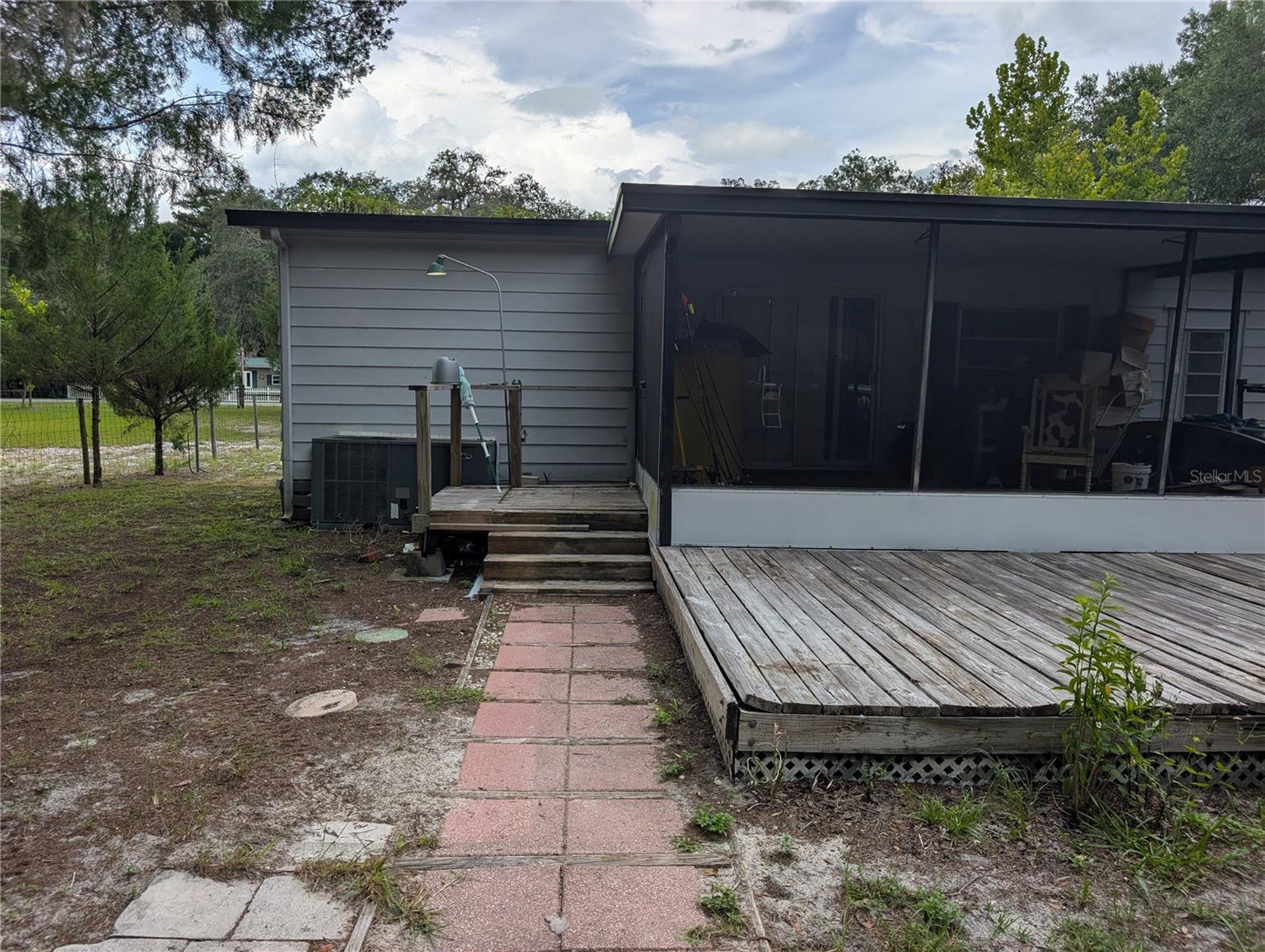 Listing photo id 3 for 4140 Riverside Drive