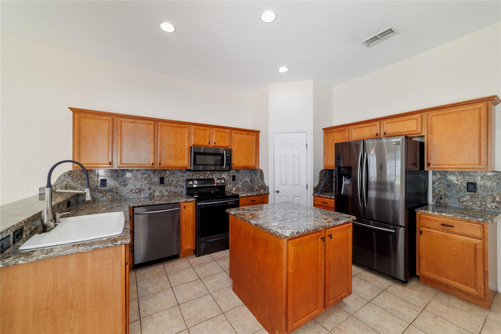 Listing photo id 3 for 4033 15th Court Road