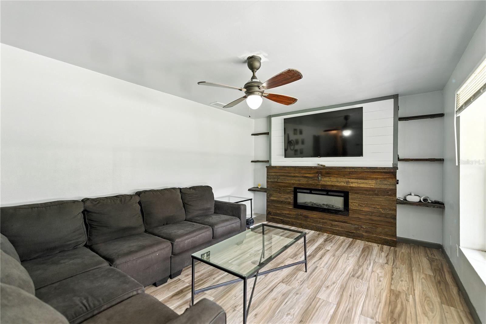 Listing photo id 2 for 2449 40th Street