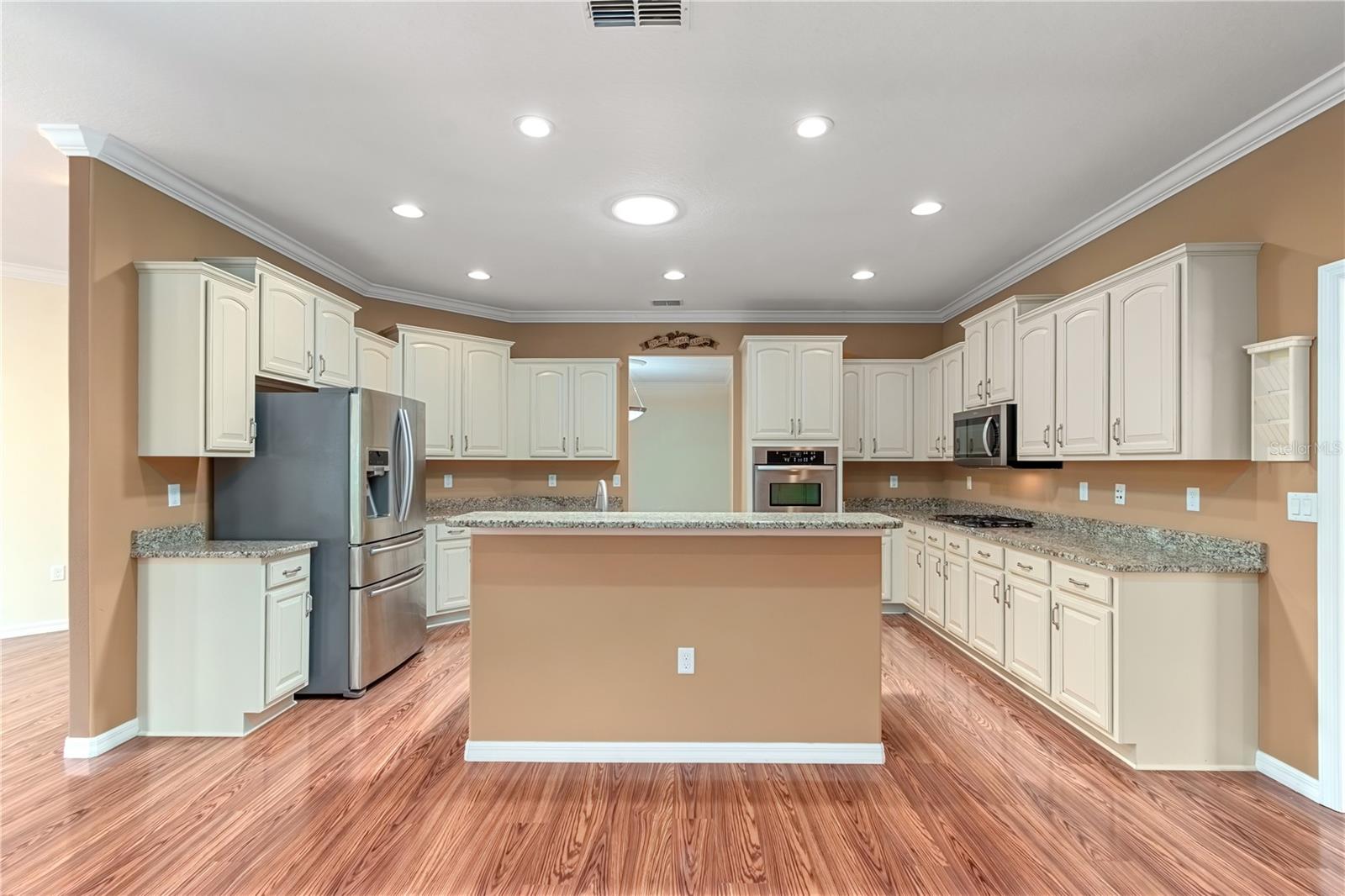 Listing photo id 14 for 8650 83rd Loop