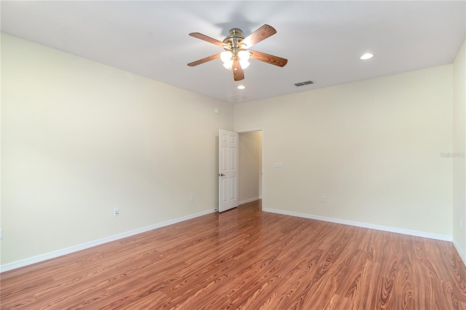 Listing photo id 27 for 8650 83rd Loop