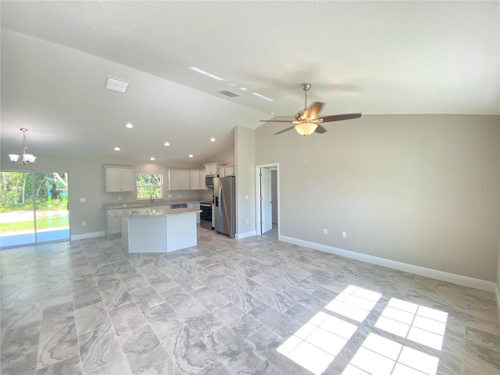 Listing photo id 2 for 13682 40th Avenue Road