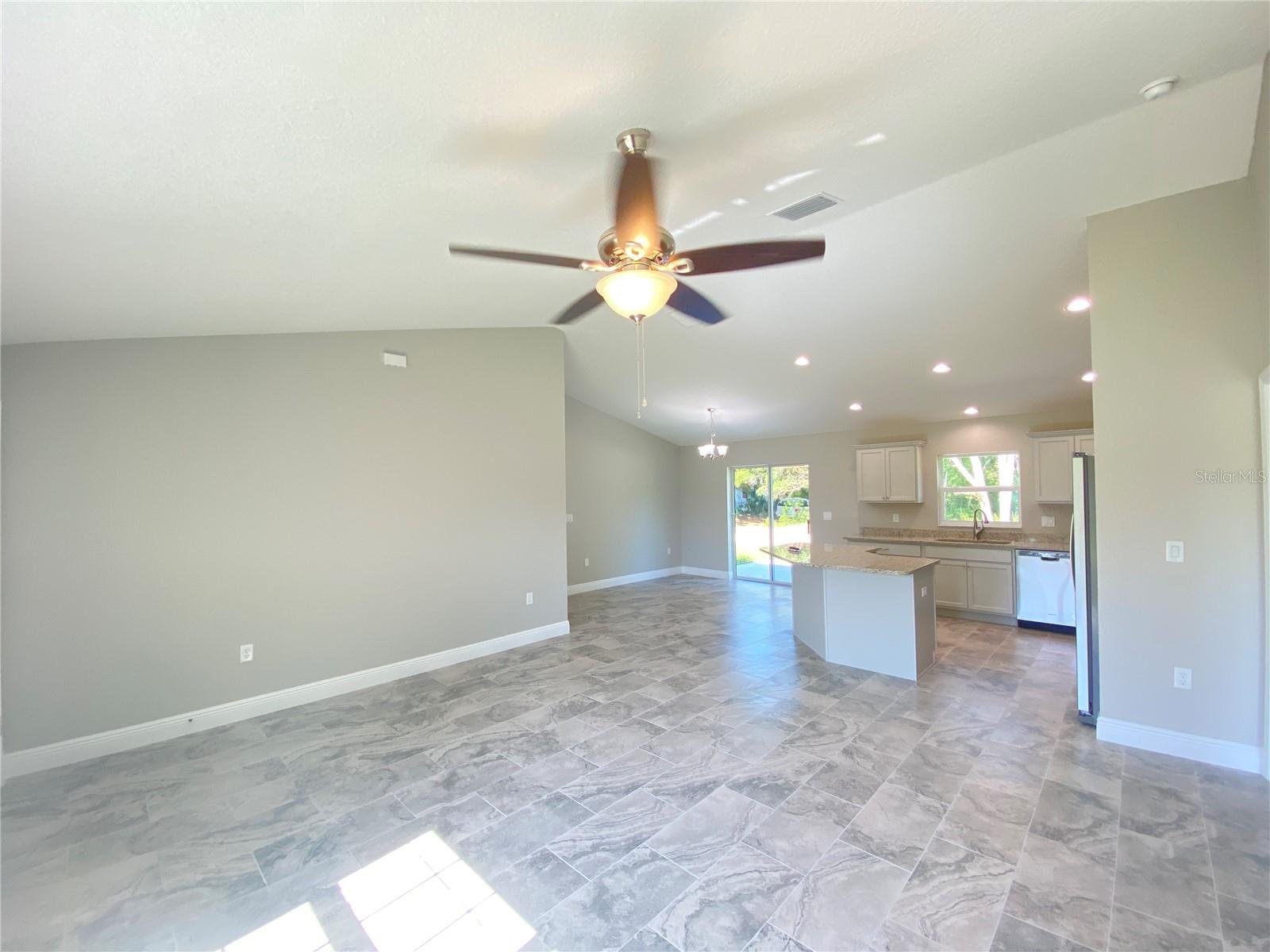 Listing photo id 3 for 13682 40th Avenue Road