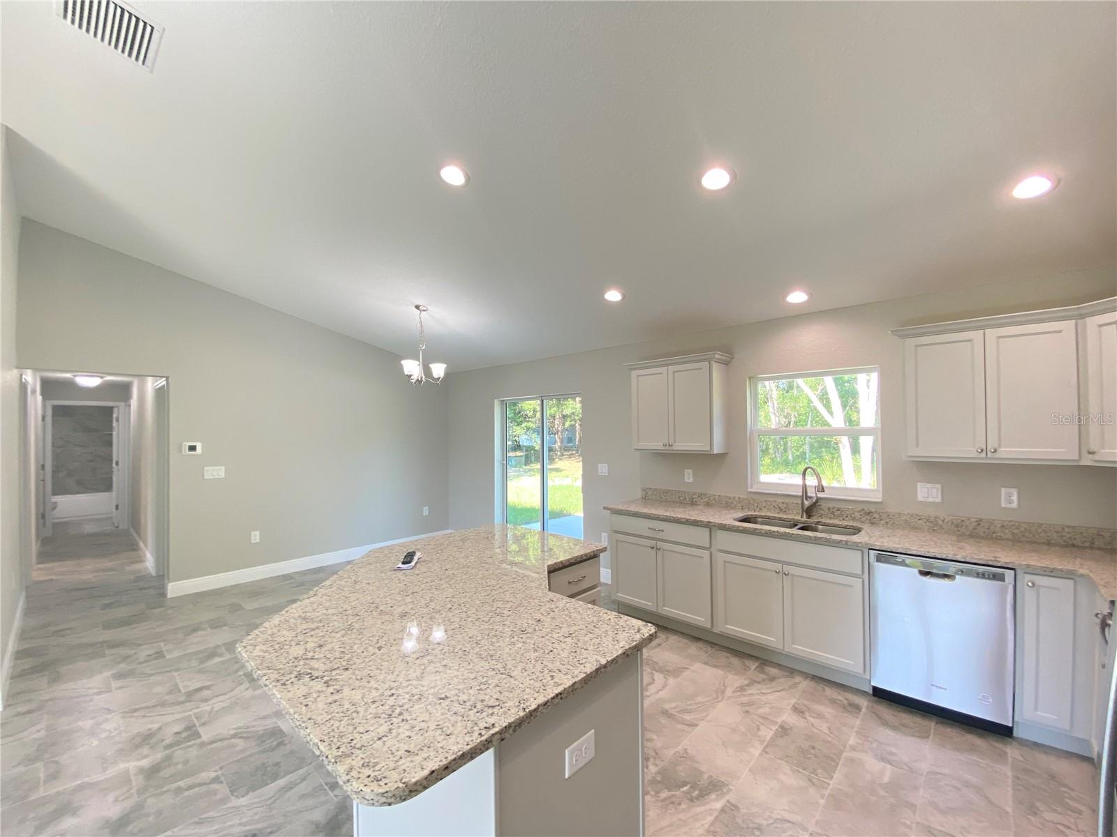 Listing photo id 5 for 13682 40th Avenue Road
