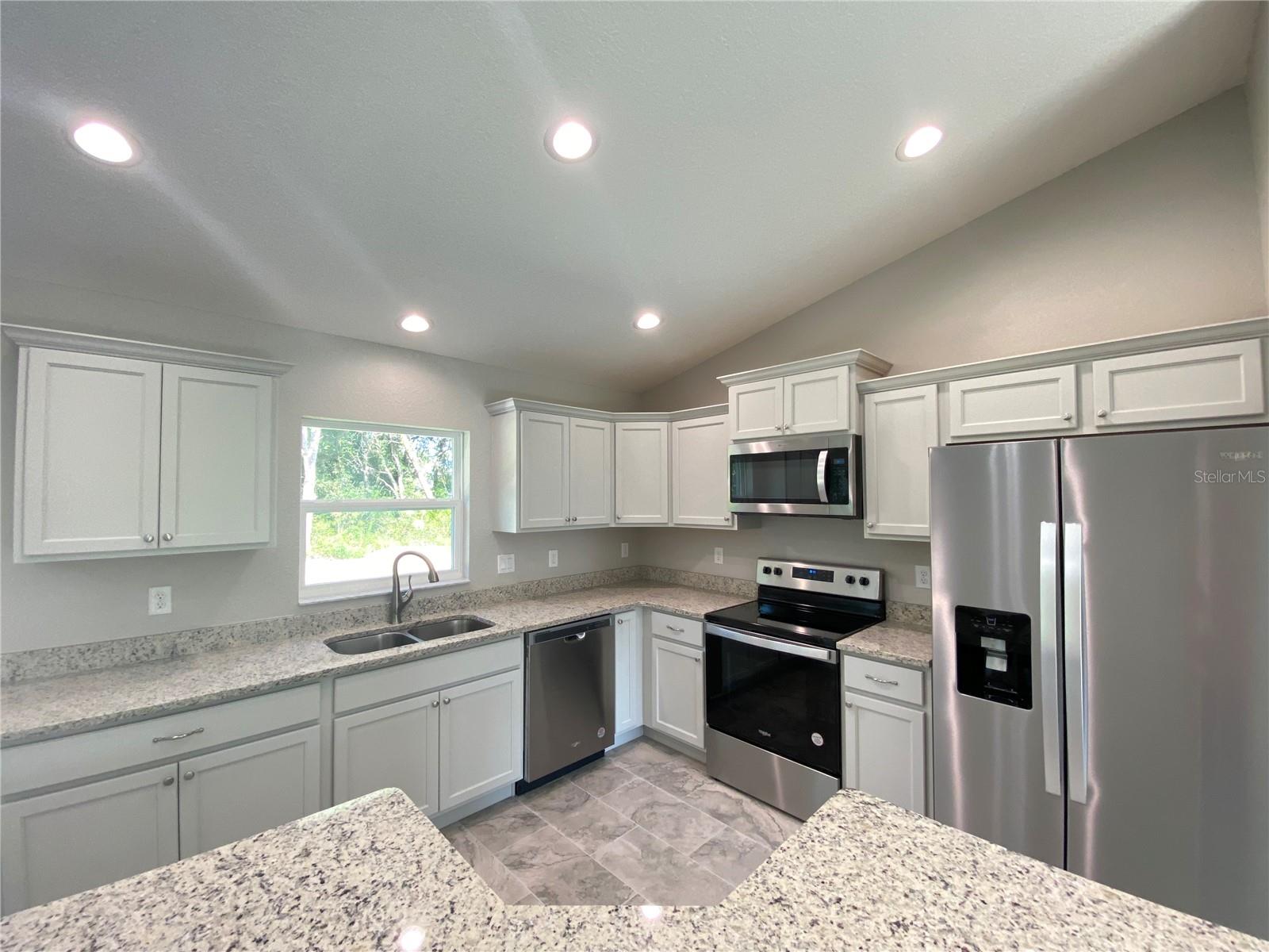 Listing photo id 7 for 13682 40th Avenue Road