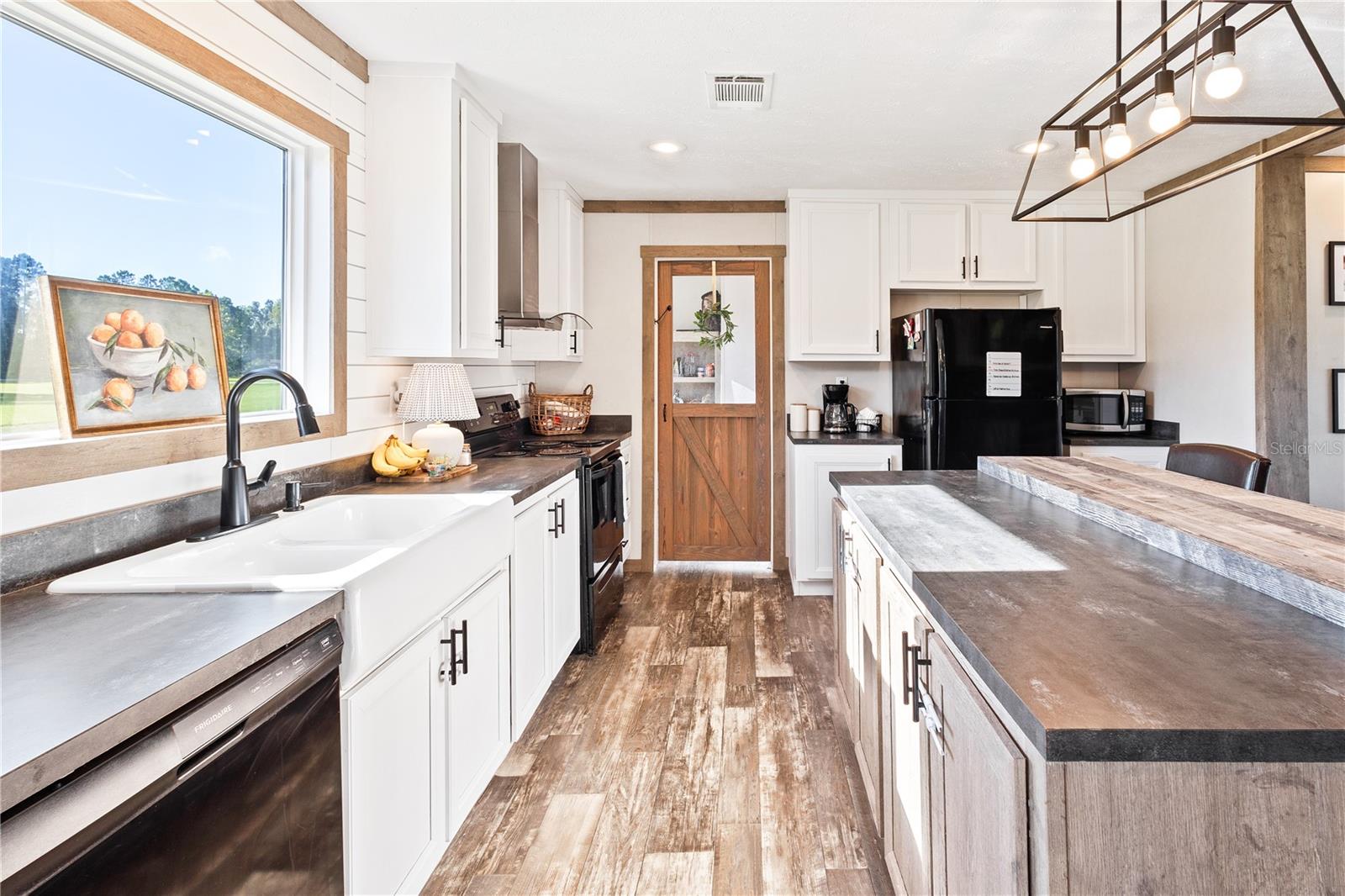 Image 21 of 67 For 1033 8th Street