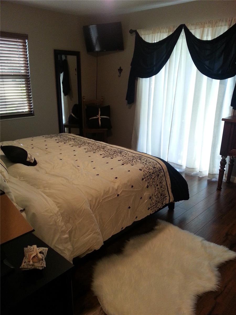 Image 18 of 33 For 917 3rd Street 300