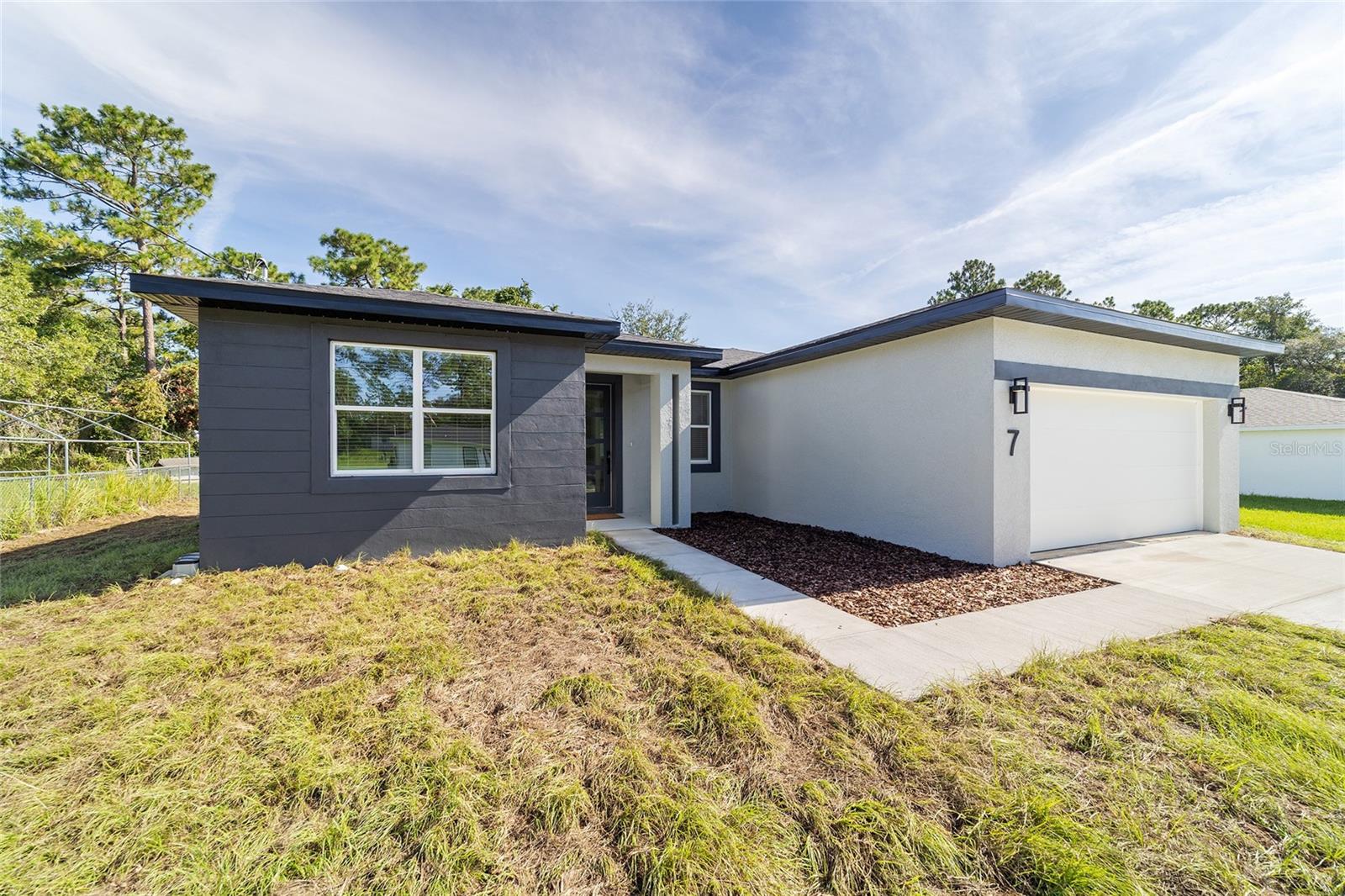 Image 2 of 73 For 7 Oak Trail 