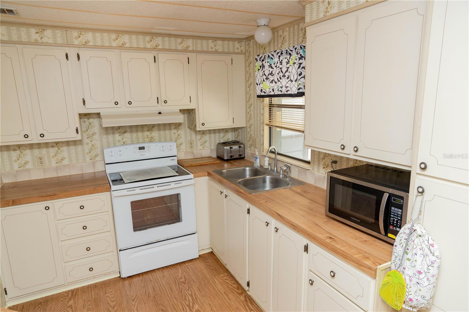 Image 7 of 28 For 6447 Hollyberry Lane Ne