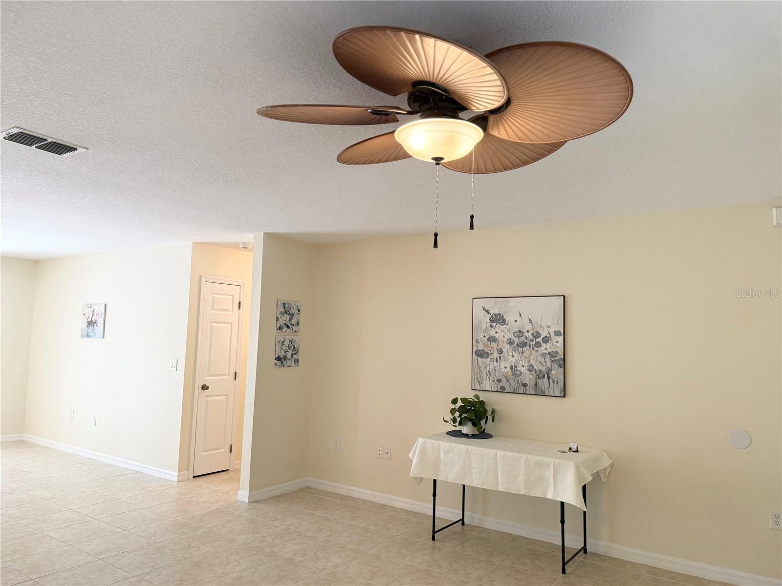 Image 4 of 36 For 996 Colbert Court