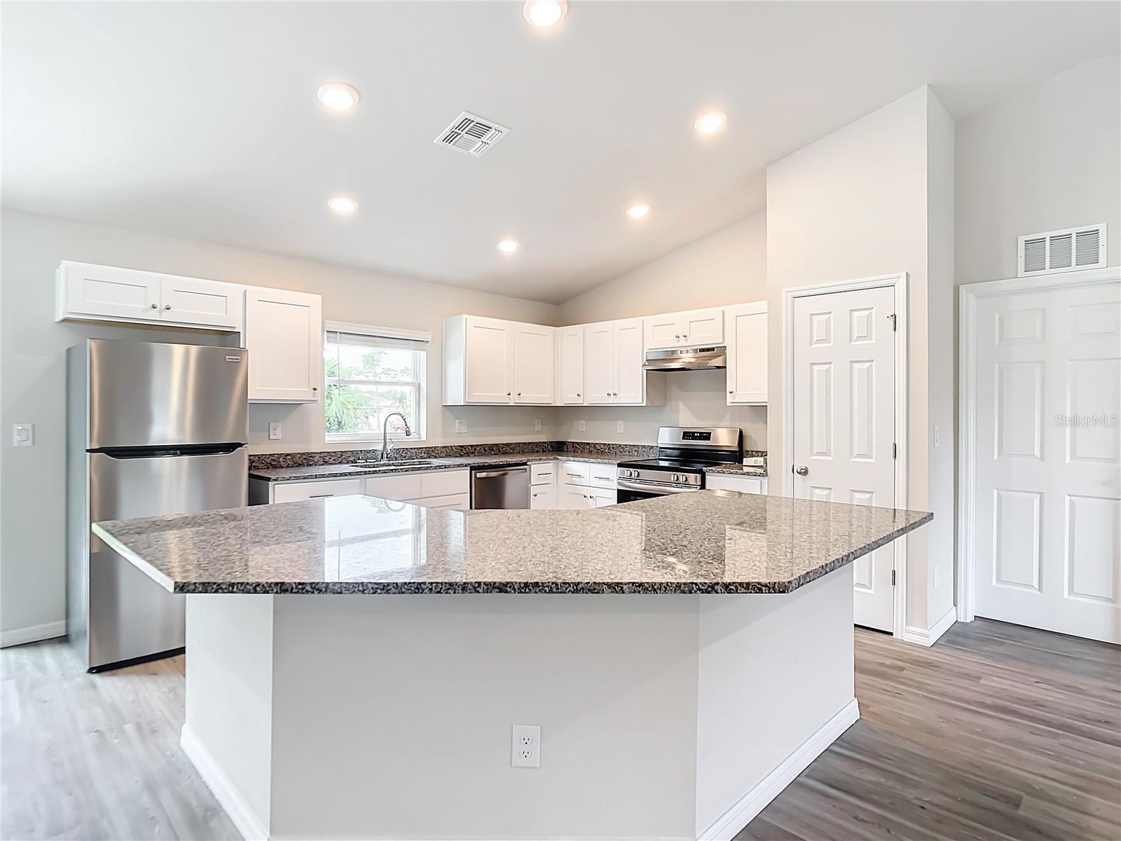 Image 5 of 22 For 1193 Victoria Avenue