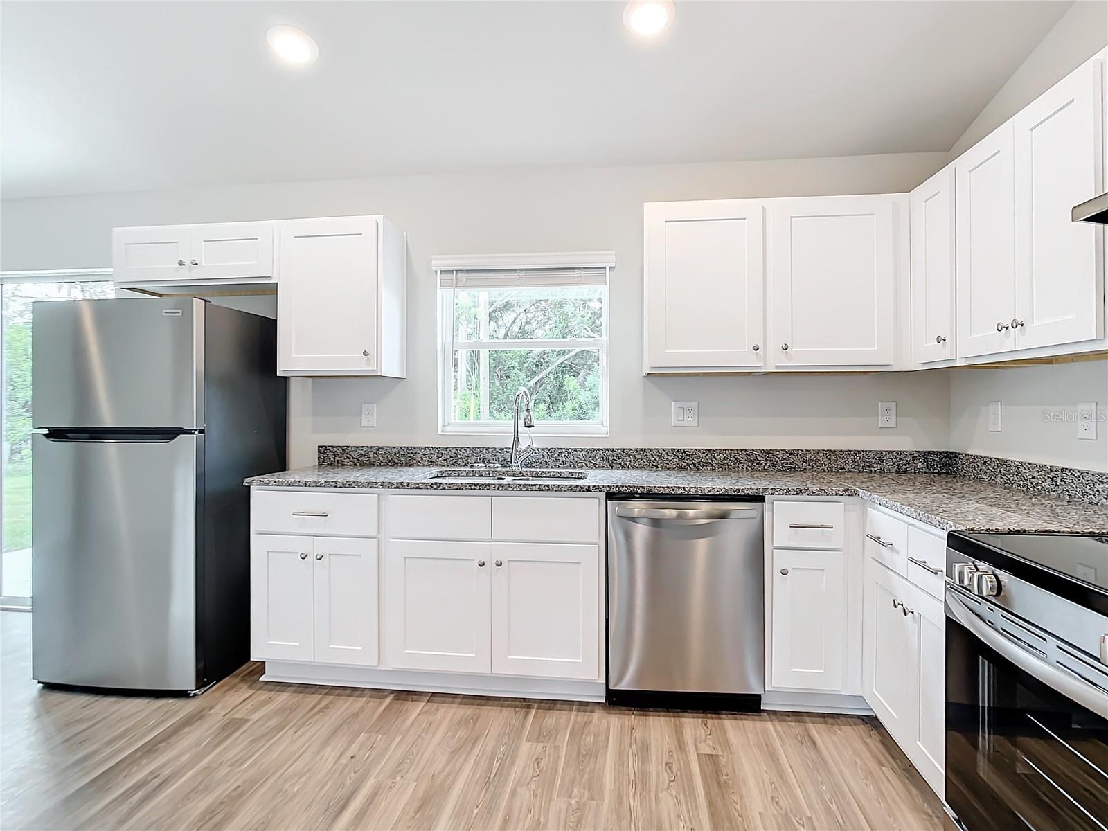 Image 7 of 22 For 1193 Victoria Avenue