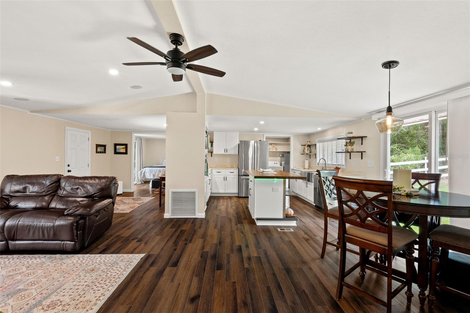 Listing photo id 8 for 785 Stockton Street