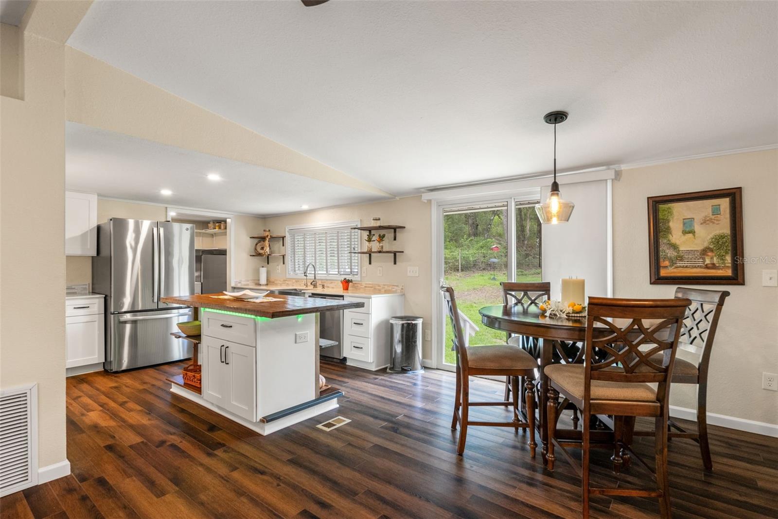 Listing photo id 9 for 785 Stockton Street