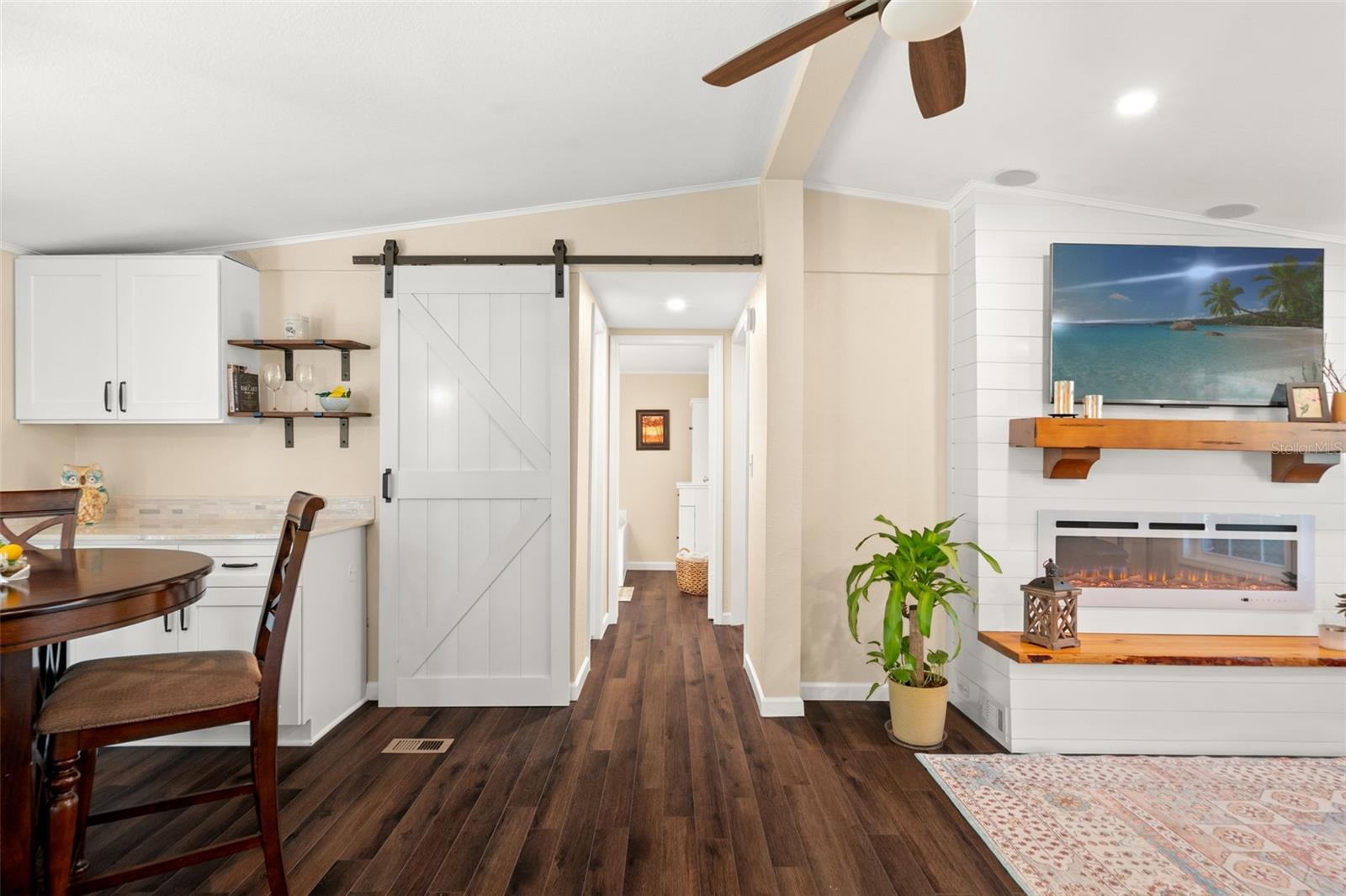 Listing photo id 14 for 785 Stockton Street