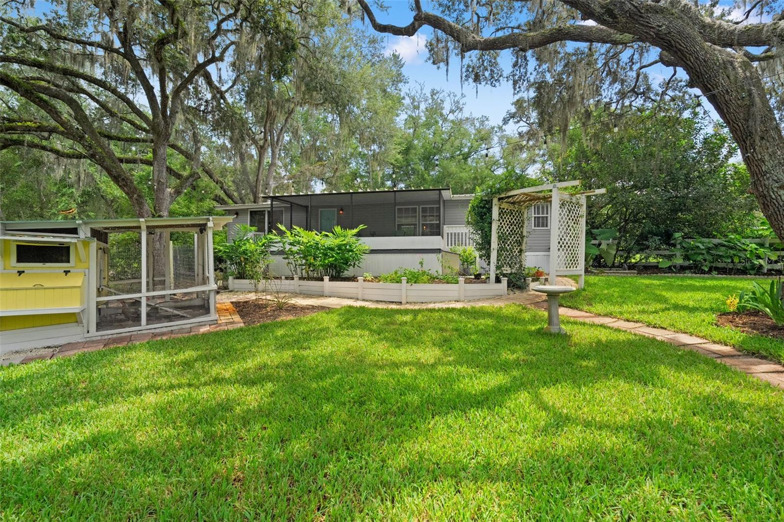 Listing photo id 26 for 785 Stockton Street