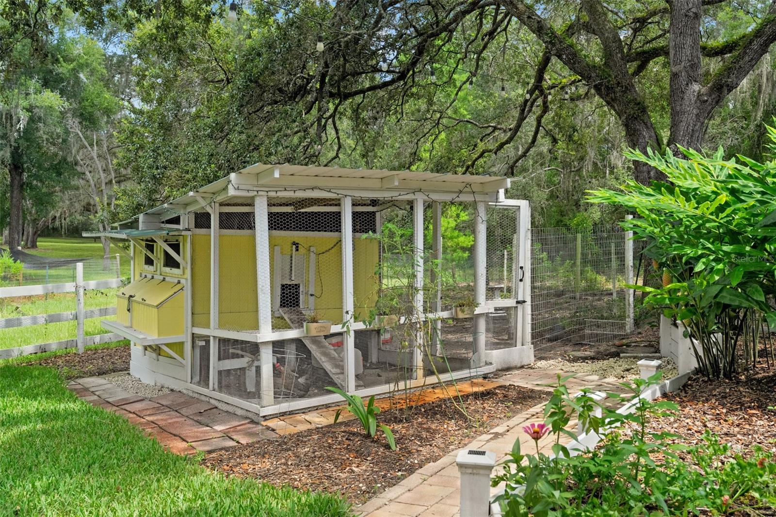 Listing photo id 28 for 785 Stockton Street