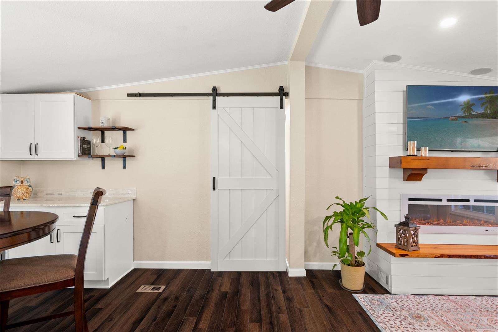 Listing photo id 6 for 785 Stockton Street