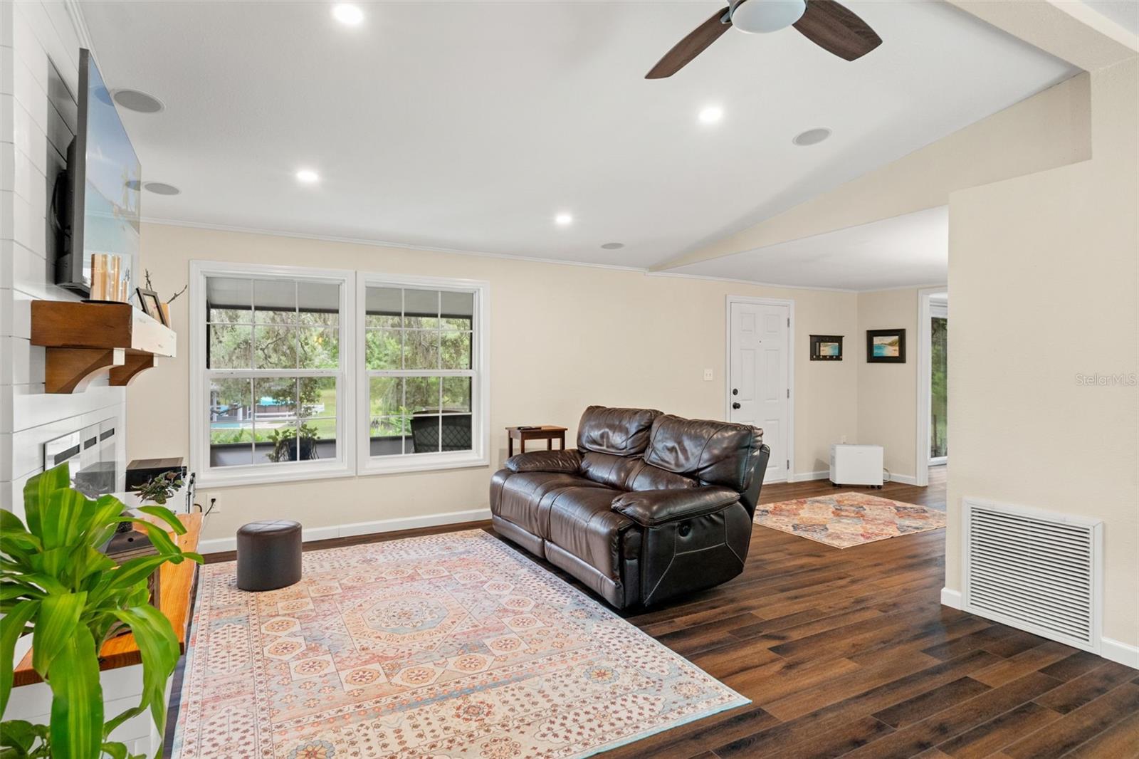 Listing photo id 7 for 785 Stockton Street