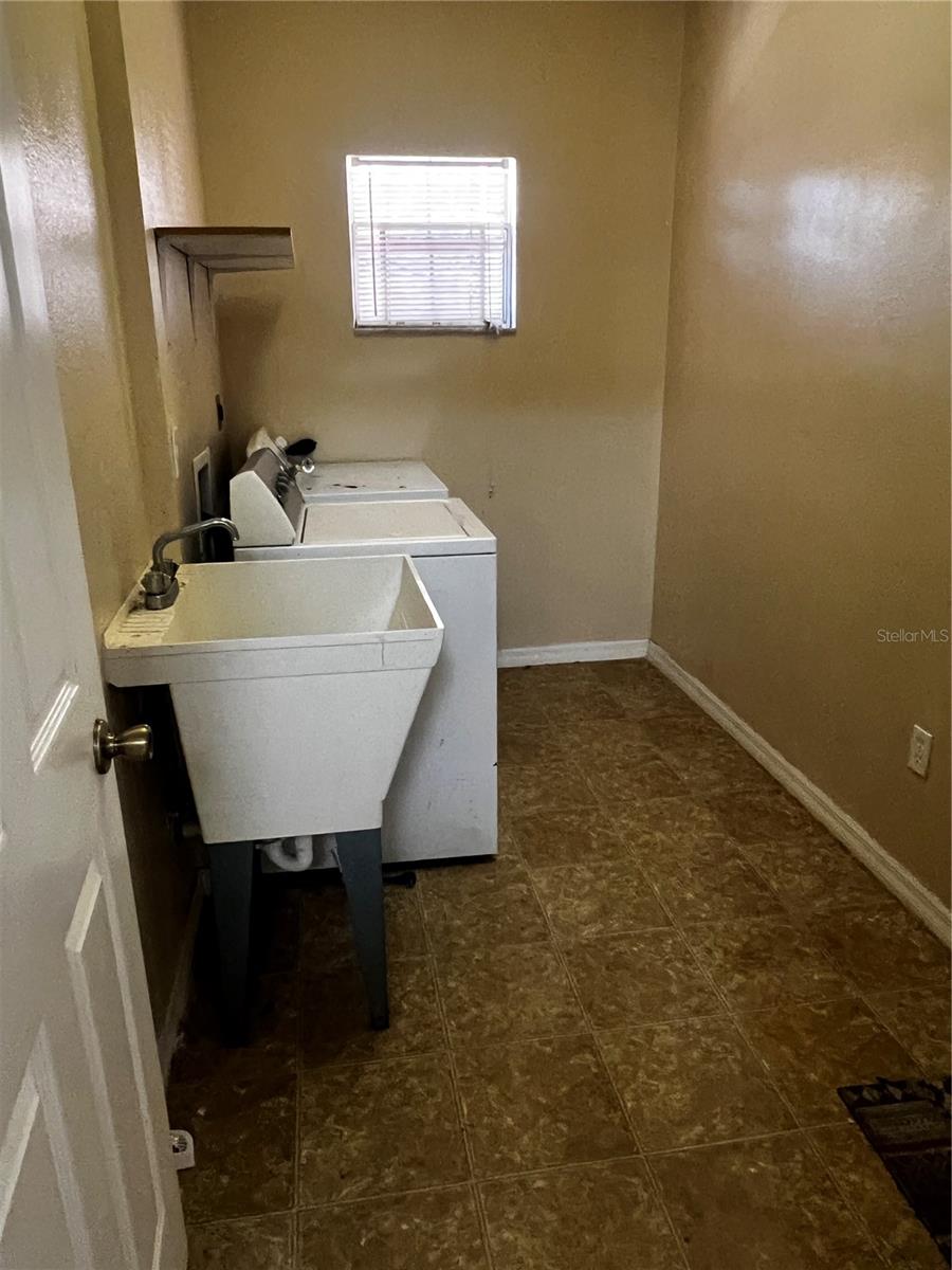 Image 77 of 79 For 27 Willow Road